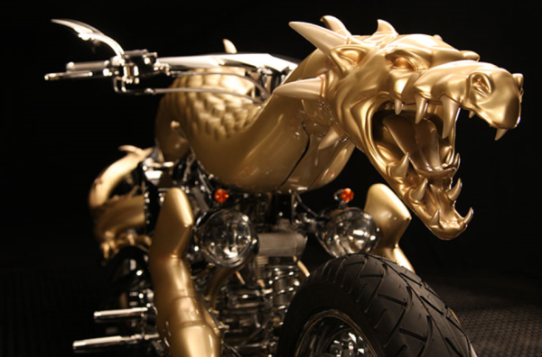 Крупным планом 3D-печатная голова дракона на мотоцикле "Insane dragon"