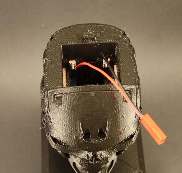 Голова терминатора с 3D-печатной проводкой подойдет в качестве светильника на Хэллоуин