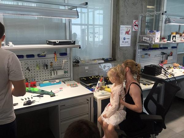 Шестилетняя девочка получила 3D-печатный протез от компании «Моторика»