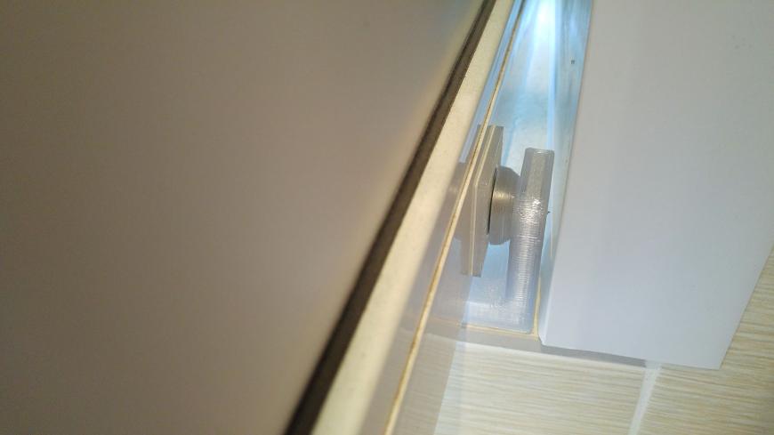 Магнитный ограничитель балконной двери или створки окна.