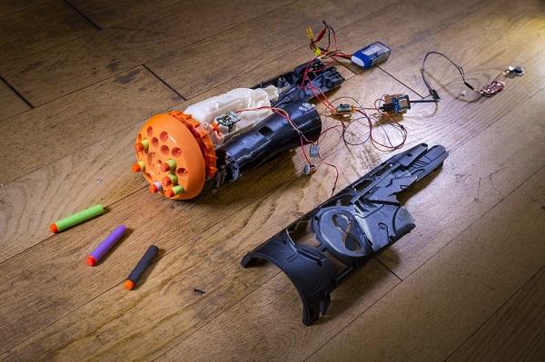 3D-печать и нерф-ганы: европейские самодельщики переделали игрушечный бластер в бионический протез