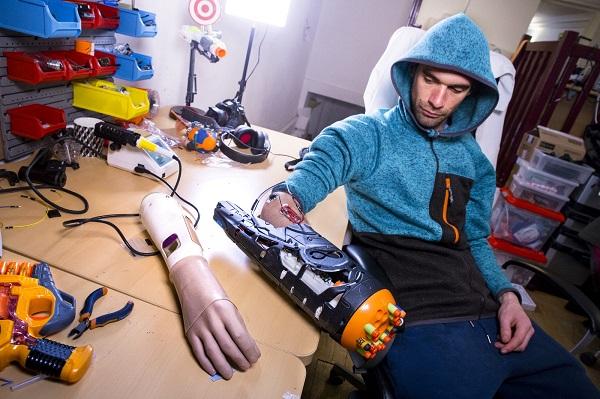 3D-печать и нерф-ганы: европейские самодельщики переделали игрушечный бластер в бионический протез