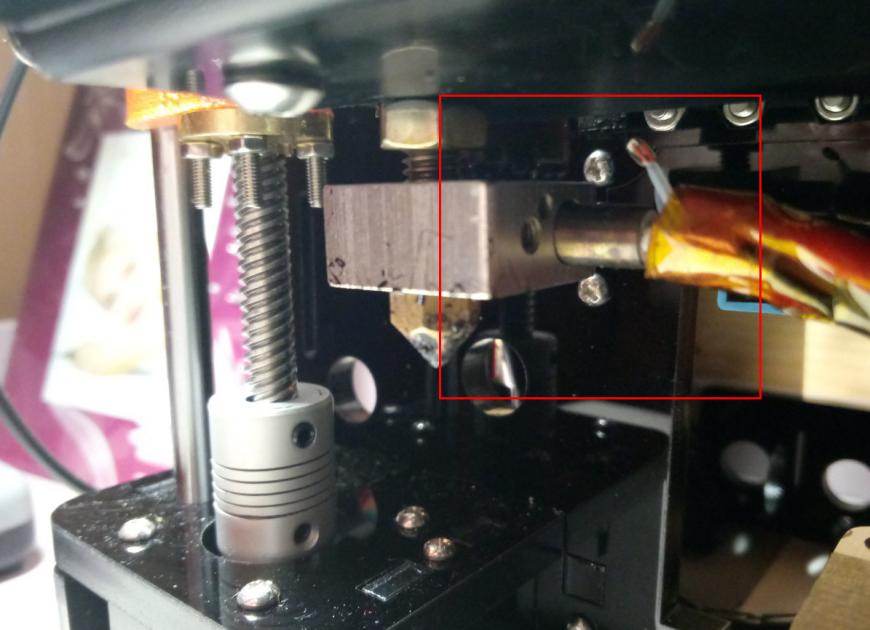 Anet A8 МК8 как крепится термодатчик?
