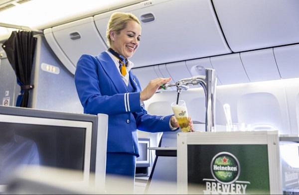 Авиакомпания KLM угощает пассажиров разливным пивом с 3D-печатной тележки