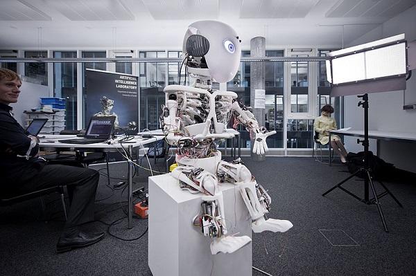 Проект бионического робота Roboy получил поддержку производителя 3D-принтеров EOS