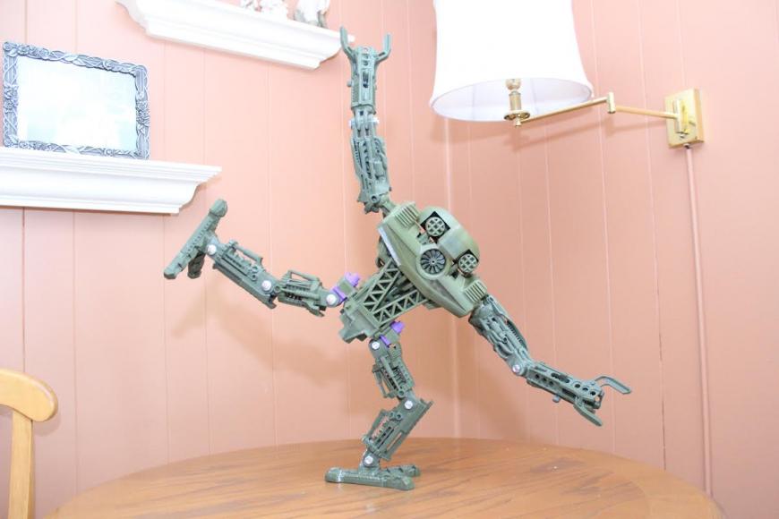Старшеклассник напечатал шарнирного робота высотой 61 см