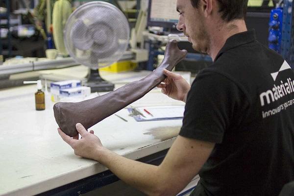 3D-принтеры компании Materialise печатают полноразмерную реплику скелета мамонта