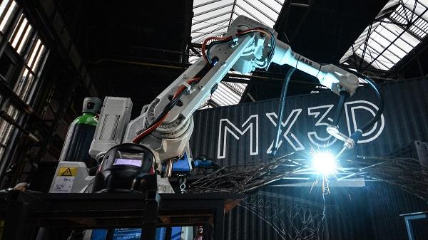 MX3D демонстрирует первый в мире стальной 3D-печатный мост