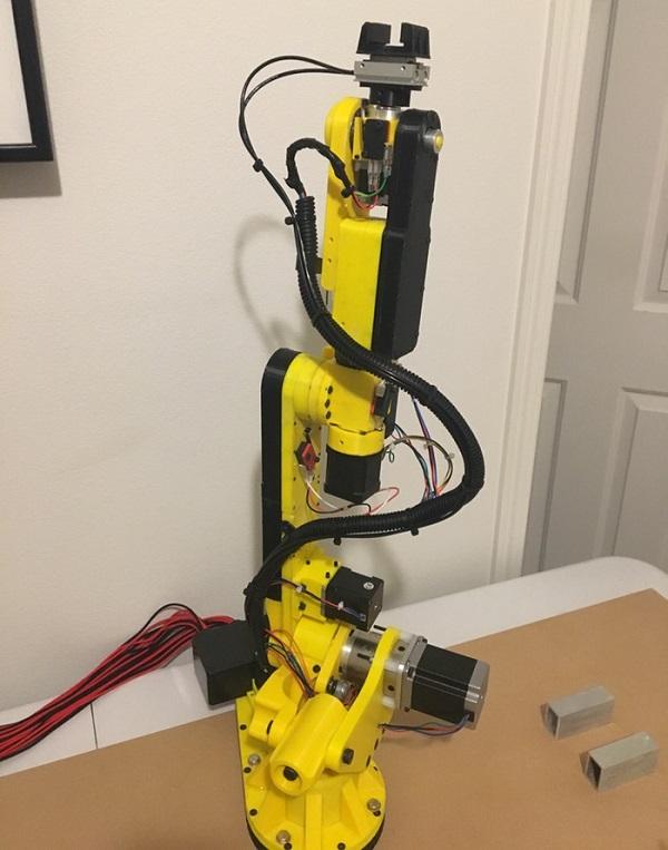 Американский инженер запустил открытый проект шестиосевого робота-манипулятора