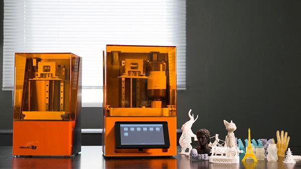 Dazz 3D предлагает два варианта доступных фотополимерных 3D-принтеров
