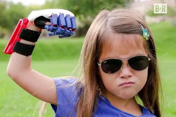 Маленькая бейсболистка с 3D-печатным протезом руки открывает игры Мировой серии