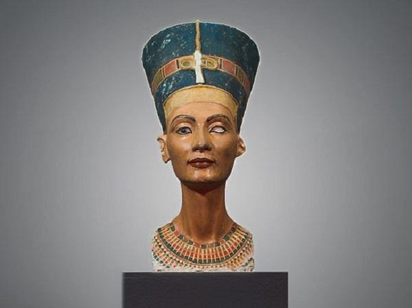 Изготовленная с помощью 3D-печати реплика бюста Нефертити демонстрируется в Москве