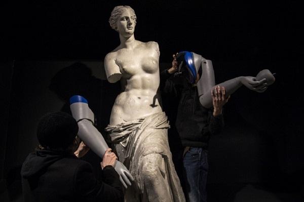 Венера Милосская получила изготовленные на 3D-принтере протезы рук