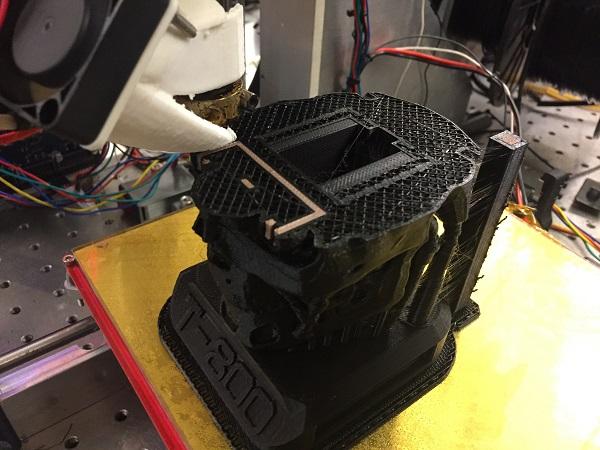 Голова терминатора с 3D-печатной проводкой подойдет в качестве светильника на Хэллоуин