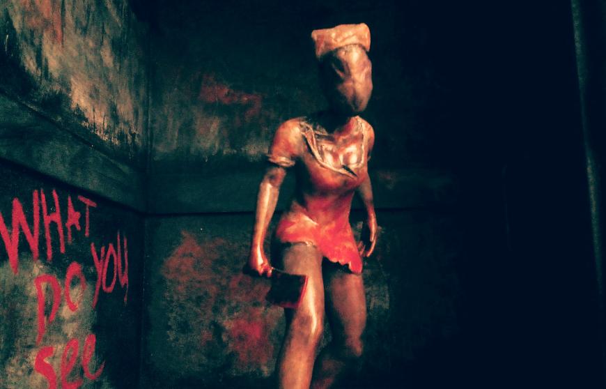 Медсестра из Silent Hill и немного декораций.