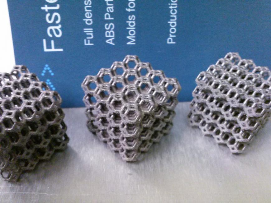Напечатанный на 3D-принтере алюминиевый куб способен выдержать вес, в 100 раз превышающий его собственный