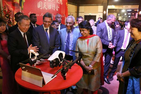 Китайская делегация подарила вузам Маврикия 3D-принтеры и 3D-сканеры