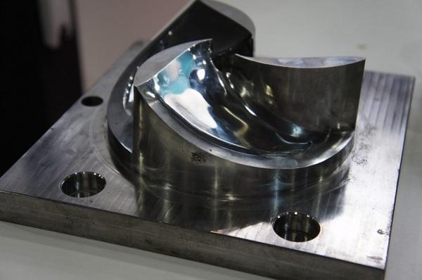 InssTek представила компактный 3D-принтер для печати металлами по технологии DMT