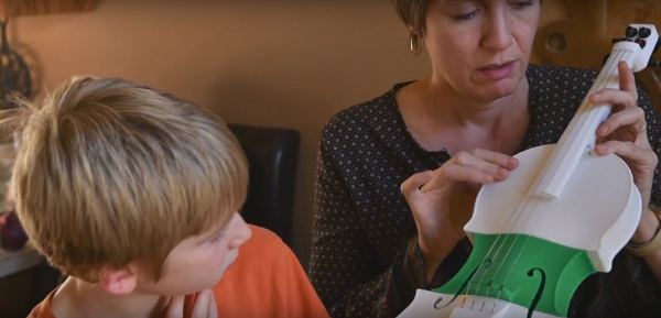 Юный виртуоз и учительница отказываются от традиционных инструментов в пользу 3D-печатных скрипок