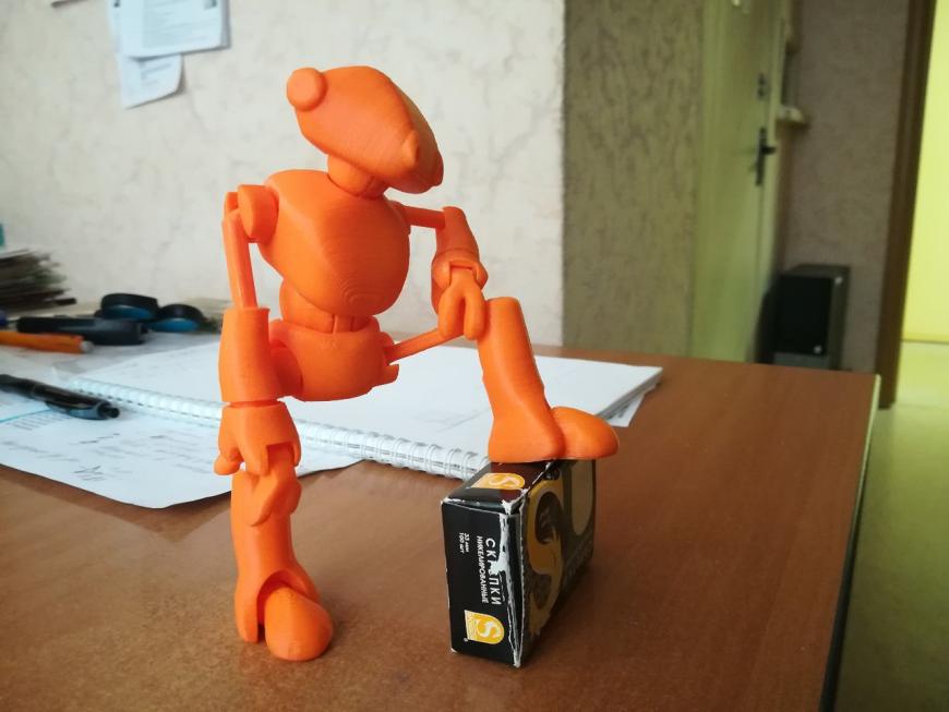 Забавная игрушка Робот с подвижными суставами печатающийся одной деталью.