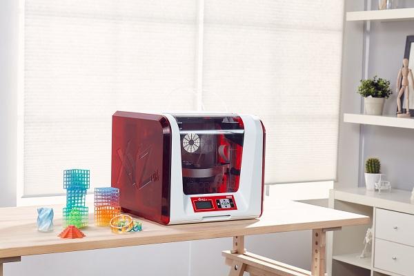 Компания XYZprinting продемонстрировала новые 3D-принтеры, 3D-ручку и камеру для «закаливания» фотополимерных изделий