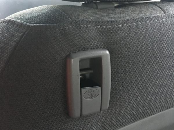 Ремонт крючка для сумок в автомобиле
