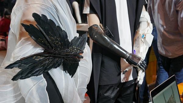 На Mercedes-Benz Fashion Week представили дизайнерские протезы рук