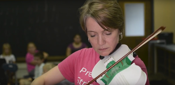 Юный виртуоз и учительница отказываются от традиционных инструментов в пользу 3D-печатных скрипок