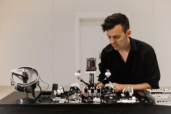 Немецкий музыкант создает аналоговое техно с помощью роботов и 3D-печати
