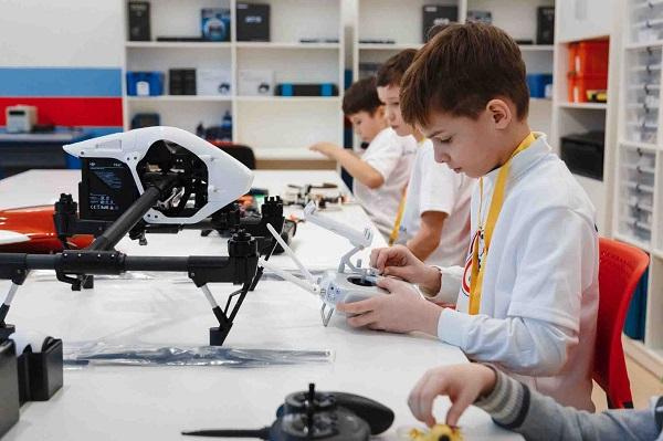 13 декабря официально откроются более тридцати детских технопарков «Кванториум»
