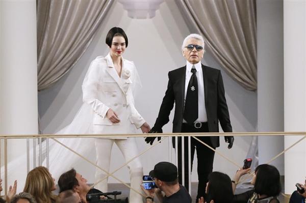 Модельер Карл Лагерфельд представил 3D-печатный костюм Chanel на Неделе моды в Париже