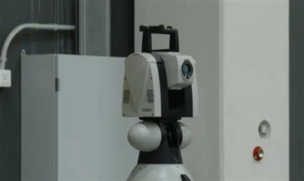 Испанские разработчики собрали гигантского промышленного робота с системой лазерного наведения