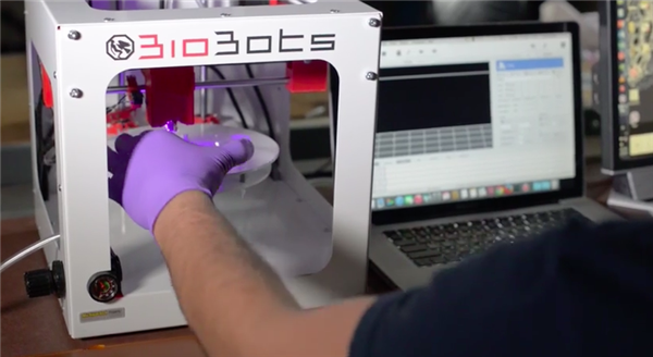 Ученые исследуют регенерацию нервных клеток с помощью 3D-биопринтера BioBot