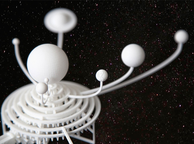 Напечатанная на 3D-принтере модель Солнечной системы вращается при малейшем движении руки