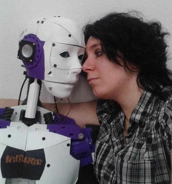 Француженка собралась замуж за 3D-печатного робота