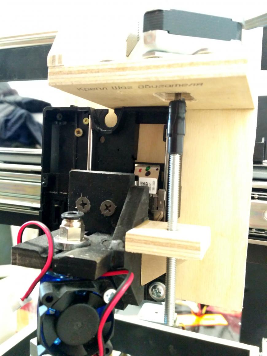 Самодельный 3D-принтер из фанеры и  запчастей от старых принтеров, DVD-приводов.