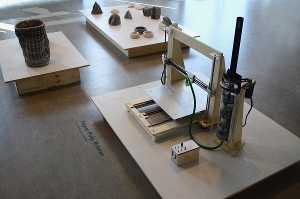 Голландский дизайнер построил 3D-принтер для печати бумажным мусором