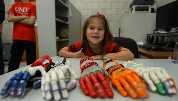 Маленькая бейсболистка с 3D-печатным протезом руки открывает игры Мировой серии