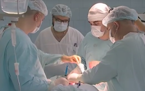 Красноярские хирурги провели операцию по вживлению напечатанного на 3D-принтере протеза челюсти