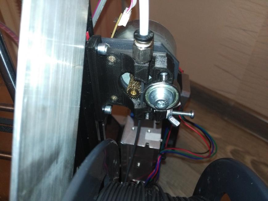 Эксперимент с шаговым двигателем Mitsumi от лазерного принтера.