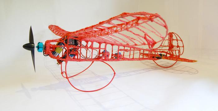 Британский дизайнер создал автомобиль и самолет на дистанционном управлении с помощью 3Doodler