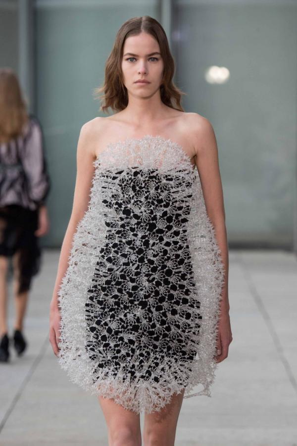 3D-печатную одежду, «выращенную» из магнитов, показали на Неделе высокой моды в Париже