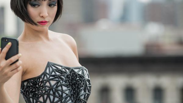 3D-печатное платье, которое показывает нам как сильно мы «оголяемся» в интернете