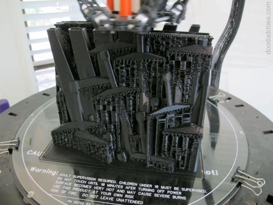 Австралиец напечатал миниатюрный Железный Трон из Игры Престолов