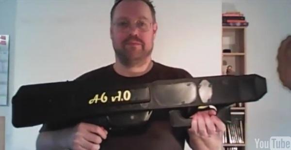Житель Германии напечатал на 3D-принтере безумный автомат, стреляющий бумажными самолетиками