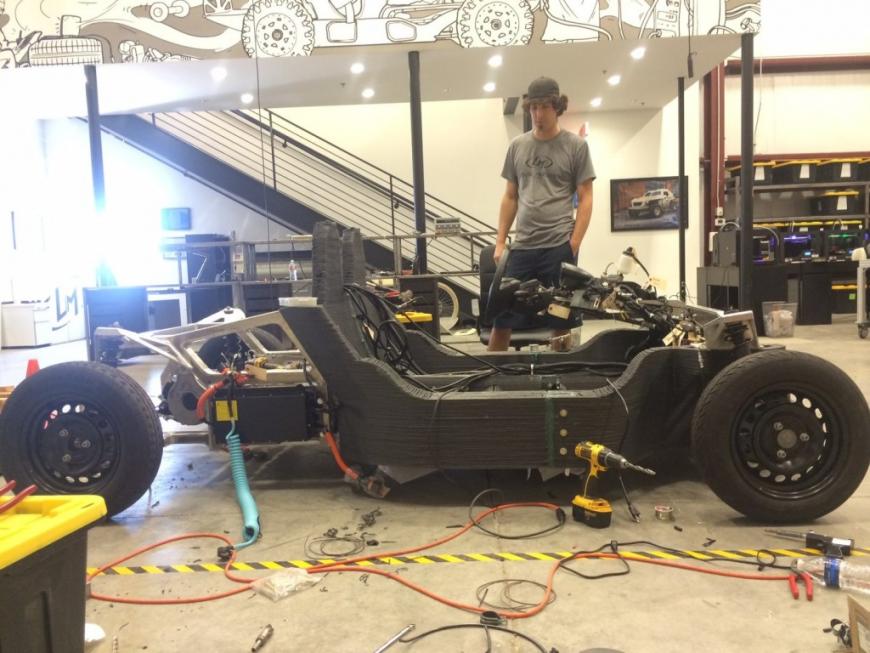 Первый в мире 3D-печатный автомобиль в действии