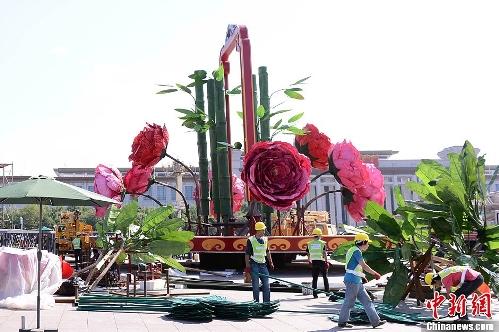 Организаторы Дня образования КНР напечатали прототипы клумб для украшения площади Тяньаньмэнь