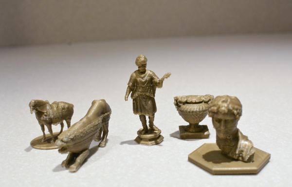 Шахматные фигуры, сделанные из предметов, найденных в отделах искусства Азии и древнегреческого и римского искусства