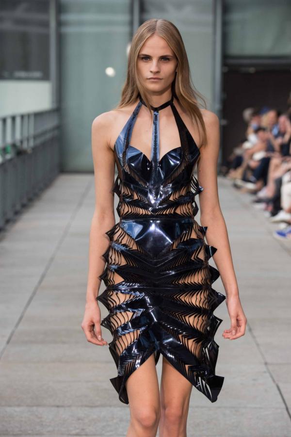 3D-печатную одежду, «выращенную» из магнитов, показали на Неделе высокой моды в Париже