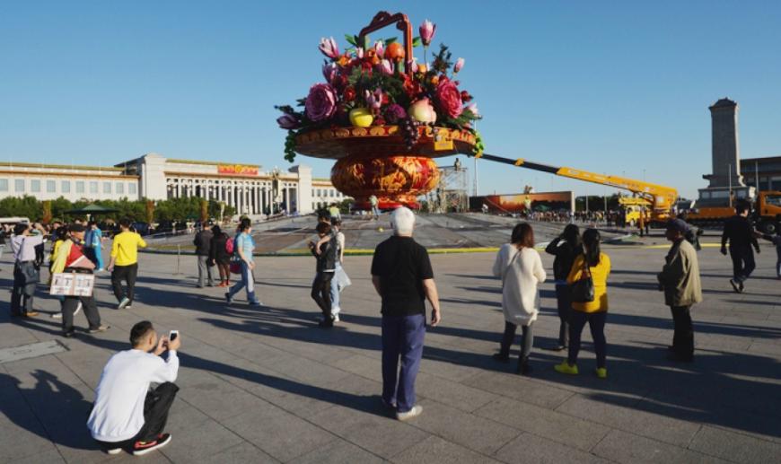 Организаторы Дня образования КНР напечатали прототипы клумб для украшения площади Тяньаньмэнь